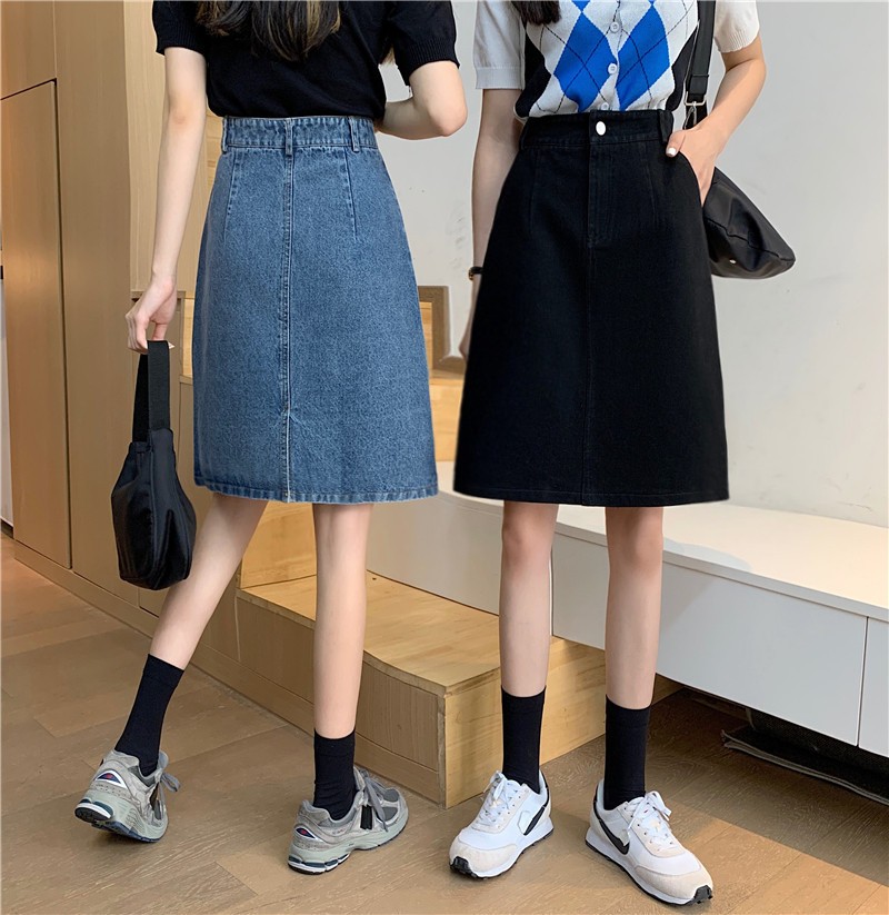 Plus-Size Mid-Length Denim Skirt for Curvy Figures, Hip-Hugging A-Line Design with Split Detail, Trendy One-Step Style Plus-Size Mid-Length Denim Skirt for Curvy Figures, Hip-Hugging A-Line Design with Split Detail, Trendy One-Step Style