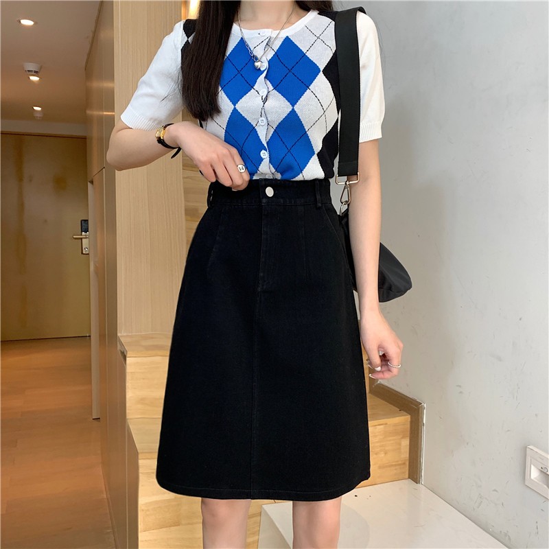 Plus-Size Mid-Length Denim Skirt for Curvy Figures, Hip-Hugging A-Line Design with Split Detail, Trendy One-Step Style