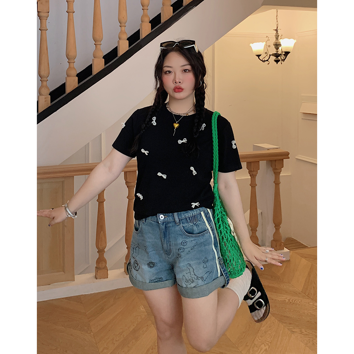 Plus Size Pearl Bow T-Shirt for Women - Handmade Short Sleeve Summer Top, Stylish and Trendy for 2025