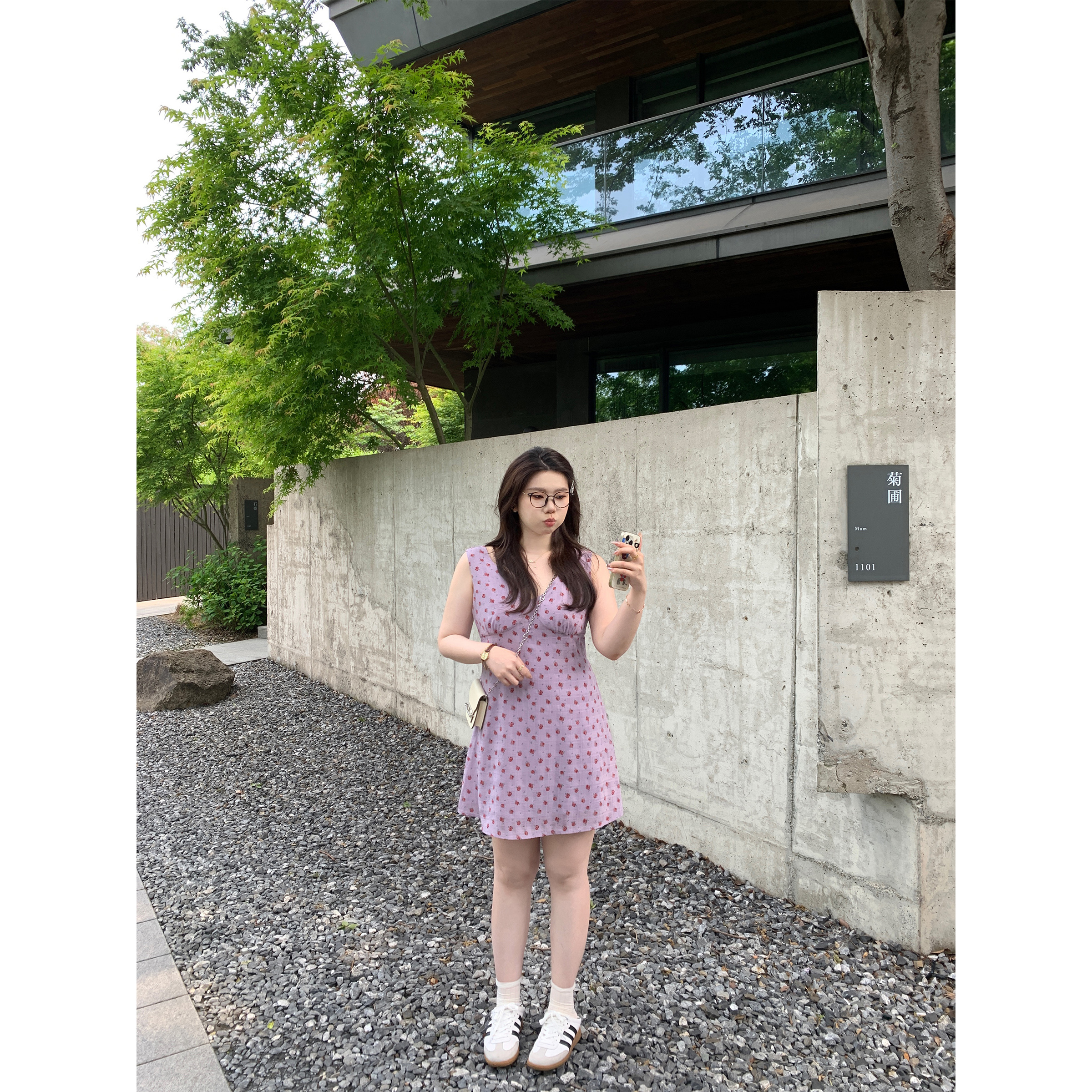 Plus Size Purple Floral Dress with V-Neck Tie, Sleeveless A-Line Tank Top, Slightly Chubby Taro Mud Milk Design