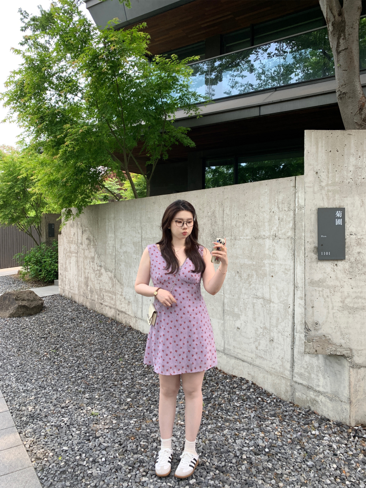 Plus Size Purple Floral Dress with V-Neck Tie, Sleeveless A-Line Tank Top, Slightly Chubby Taro Mud Milk Design Plus Size Purple Floral Dress with V-Neck Tie, Sleeveless A-Line Tank Top, Slightly Chubby Taro Mud Milk Design