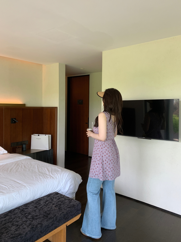 Plus Size Purple Floral Dress with V-Neck Tie, Sleeveless A-Line Tank Top, Slightly Chubby Taro Mud Milk Design Plus Size Purple Floral Dress with V-Neck Tie, Sleeveless A-Line Tank Top, Slightly Chubby Taro Mud Milk Design