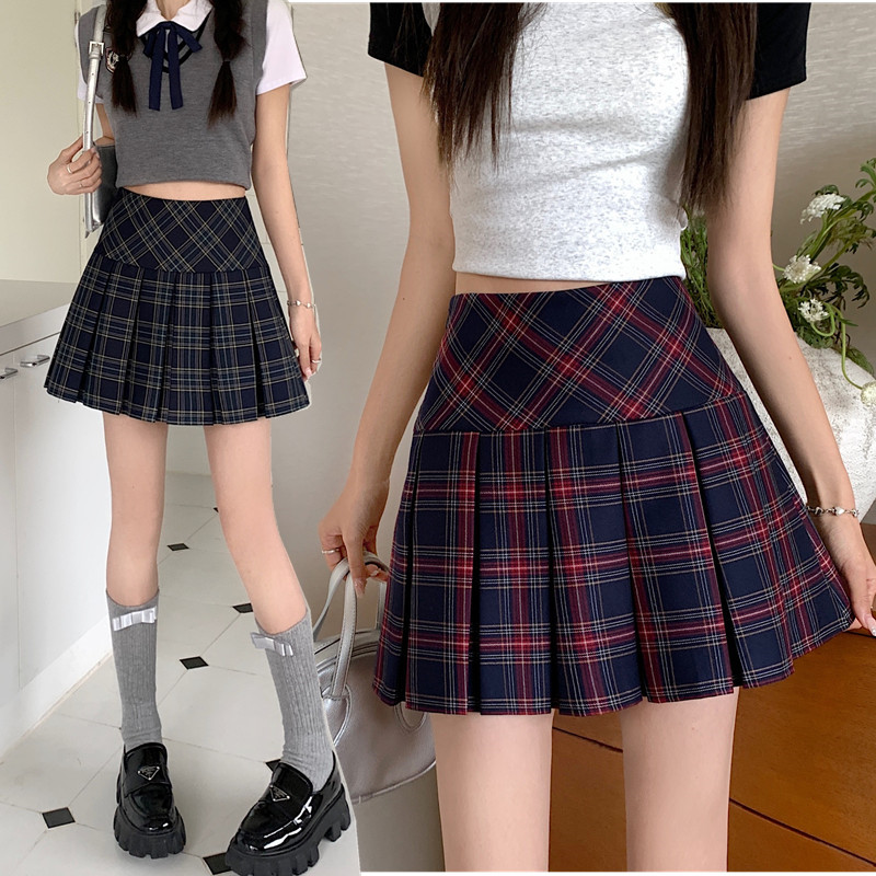Plus Size Red Plaid Pleated Skirt for Women, Korean Style High-Waisted A-Line Short Skirt, Slimming and Hip-Covering Fashion Piece
