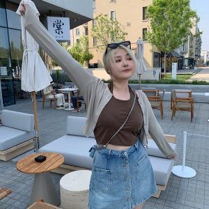 Plus Size Slimming Denim Mini Skirt with Front Button Detail - Versatile Summer Style for Long Legs