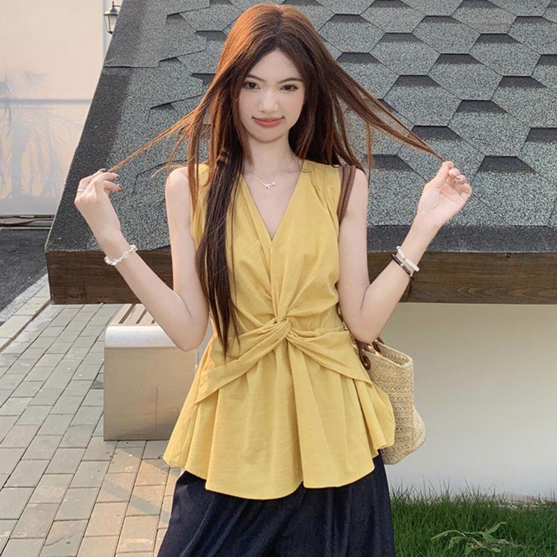 Plus Size Twisted V-Neck Tank Top for Women, Summer French Style, Slimming Sleeveless Design for Curvy Figures, Ideal for Casual Wear