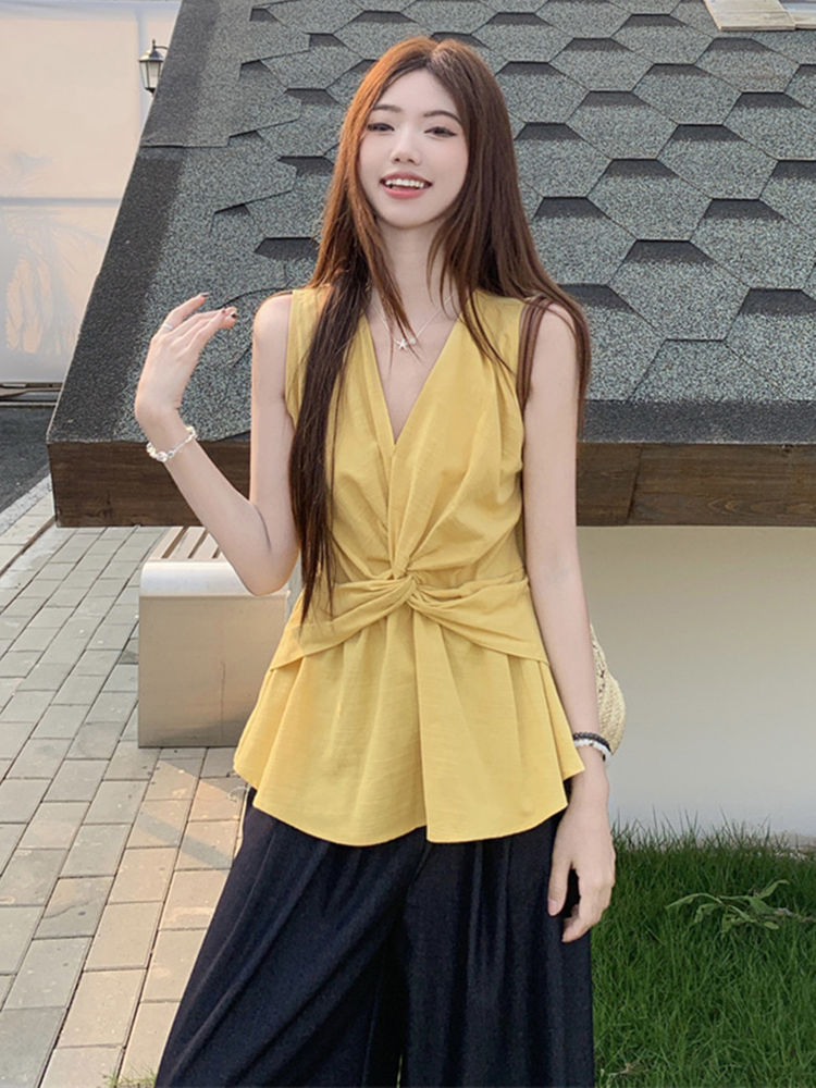 Plus Size Twisted V-Neck Tank Top for Women, Summer French Style, Slimming Sleeveless Design for Curvy Figures, Ideal for Casual Wear Plus Size Twisted V-Neck Tank Top for Women, Summer French Style, Slimming Sleeveless Design for Curvy Figures, Ideal for Casual Wear