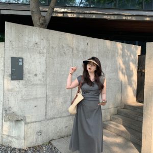 Plus-Size Waist-Cinching Minimalist Dress - Slimming Short Sleeve Mid-Length for Effortless Style