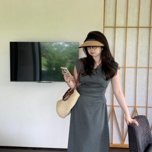 Plus-Size Waist-Cinching Minimalist Dress - Slimming Short Sleeve Mid-Length for Effortless Style