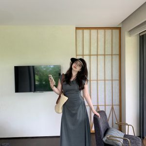 Plus-Size Waist-Cinching Minimalist Dress - Slimming Short Sleeve Mid-Length for Effortless Style