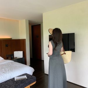 Plus-Size Waist-Cinching Minimalist Dress - Slimming Short Sleeve Mid-Length for Effortless Style