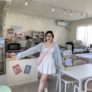 Plus-Size White Ballet-Style Cake Skirt with Sweetheart Doll Design, Flattering Puffy Cut for a Chic Look