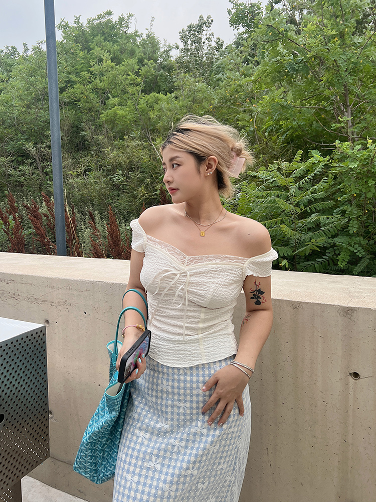 Plus Size White Lace Trim Tank Top for Women, Stylish Sweet and Spicy Short Top, Perfect for Y2K and 90s Inspired Looks Plus Size White Lace Trim Tank Top for Women, Stylish Sweet and Spicy Short Top, Perfect for Y2K and 90s Inspired Looks