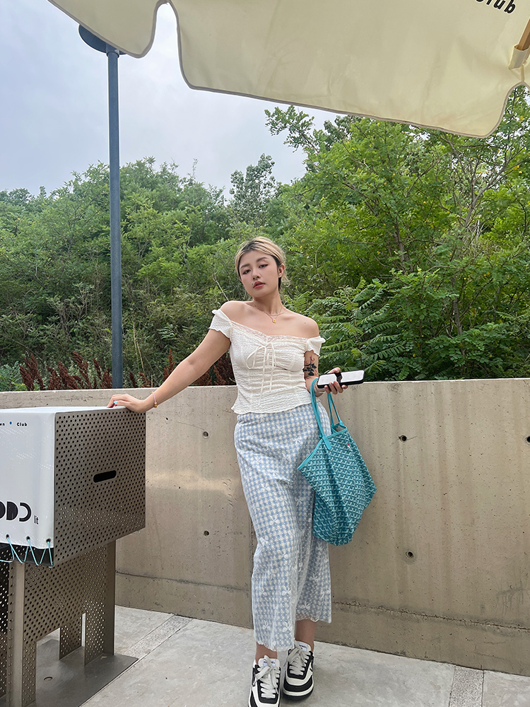 Plus Size White Lace Trim Tank Top for Women, Stylish Sweet and Spicy Short Top, Perfect for Y2K and 90s Inspired Looks Plus Size White Lace Trim Tank Top for Women, Stylish Sweet and Spicy Short Top, Perfect for Y2K and 90s Inspired Looks