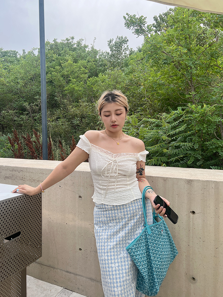 Plus Size White Lace Trim Tank Top for Women, Stylish Sweet and Spicy Short Top, Perfect for Y2K and 90s Inspired Looks Plus Size White Lace Trim Tank Top for Women, Stylish Sweet and Spicy Short Top, Perfect for Y2K and 90s Inspired Looks