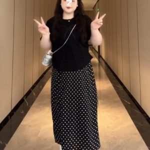 Plus-Size Women's French Bow Design Short Sleeve T-Shirt – Flattering Summer Top for Curvy Figures, Versatile Style