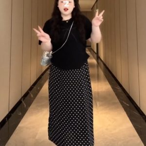 Plus-Size Women's French Bow Design Short Sleeve T-Shirt – Flattering Summer Top for Curvy Figures, Versatile Style