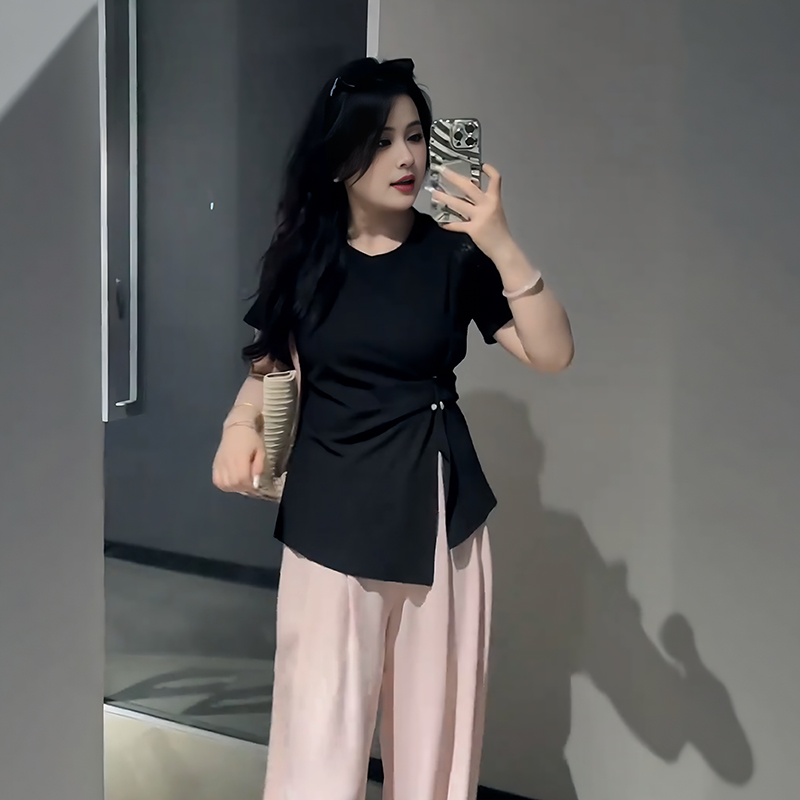 Plus-Size Women's French Design Summer Short-Sleeve T-Shirt, Unique Irregular Cut, Tummy-Covering Split Top for Curvy Styles Plus-Size Women's French Design Summer Short-Sleeve T-Shirt, Unique Irregular Cut, Tummy-Covering Split Top for Curvy Styles