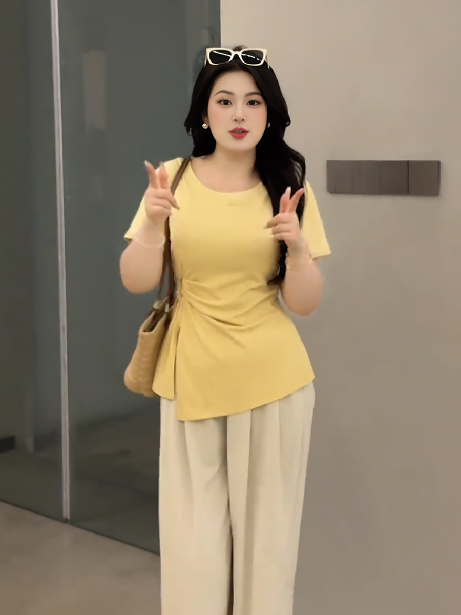 Plus-Size Women's French Design Summer Short-Sleeve T-Shirt, Unique Irregular Cut, Tummy-Covering Split Top for Curvy Styles Plus-Size Women's French Design Summer Short-Sleeve T-Shirt, Unique Irregular Cut, Tummy-Covering Split Top for Curvy Styles