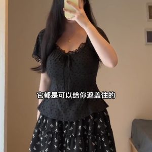 Plus-Size Women's French Lace V-Neck Short Sleeve T-Shirt - Summer Slim-Fit Top for Curvy Fashion, Casual Chic Style