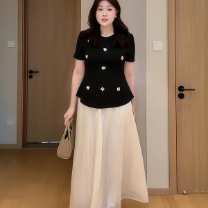 Plus-Size Women's Sequin Floral Short Sleeve Top - Summer Style for Curvy Figures, Perfect with a Slimming Skirt Set