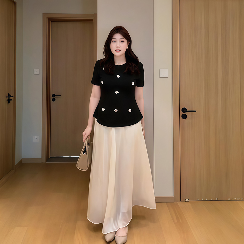 Plus-Size Women's Sequin Floral Short Sleeve Top - Summer Style for Curvy Figures, Perfect with a Slimming Skirt Set