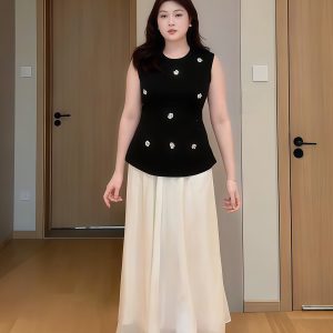 Plus-Size Women's Sequin Floral Short Sleeve Top - Summer Style for Curvy Figures, Perfect with a Slimming Skirt Set