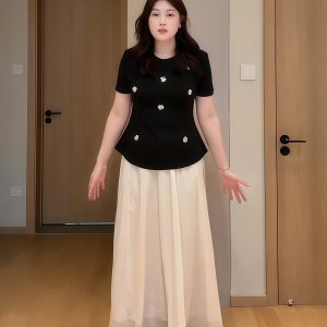 Plus-Size Women's Sequin Floral Short Sleeve Top - Summer Style for Curvy Figures, Perfect with a Slimming Skirt Set