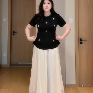 Plus-Size Women's Sequin Floral Short Sleeve Top - Summer Style for Curvy Figures, Perfect with a Slimming Skirt Set