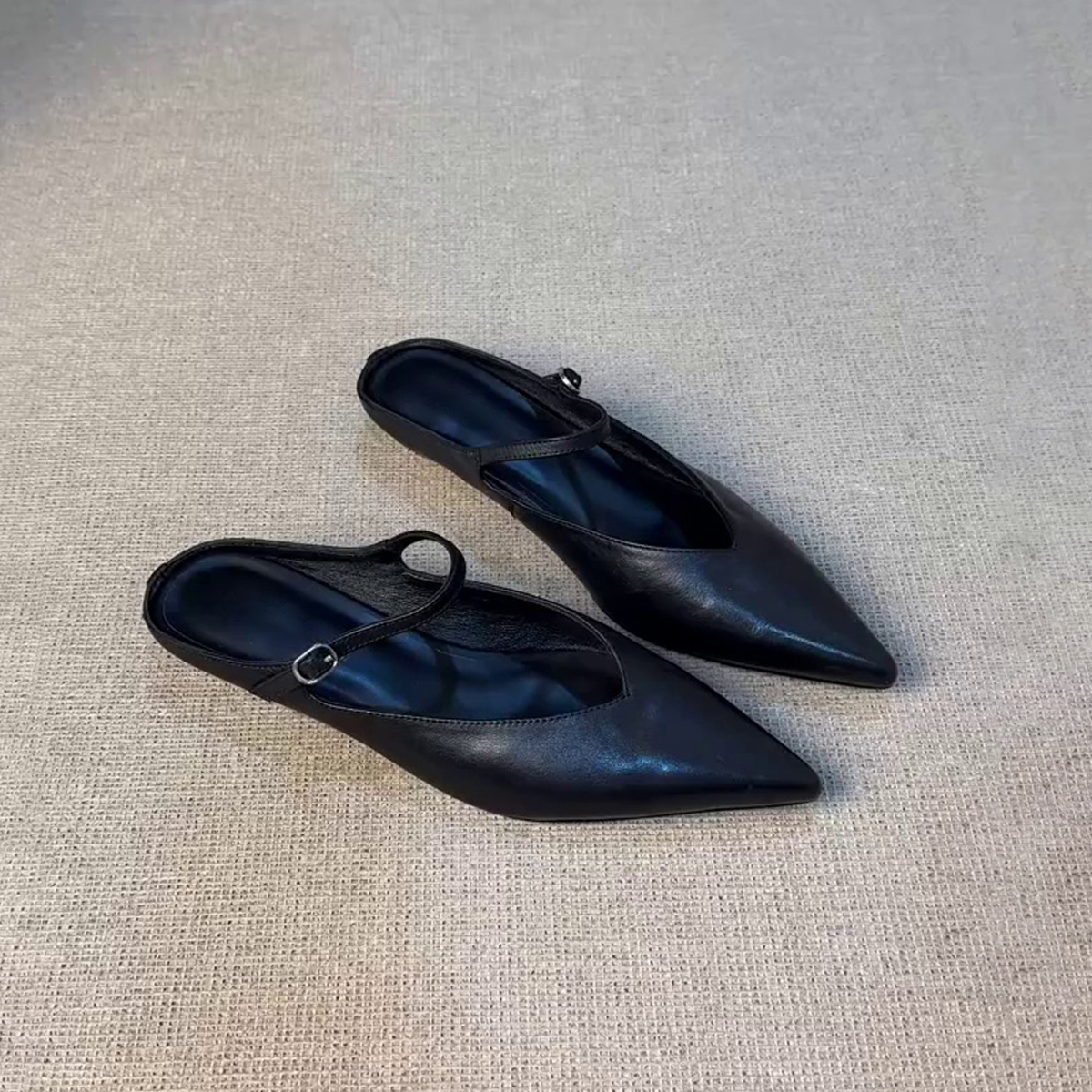 Pointed Thick-Soled Closed-Toe Half Slippers in Sheepskin - French Retro One-Strap Shallow Mouth Mules for Stylish Comfort