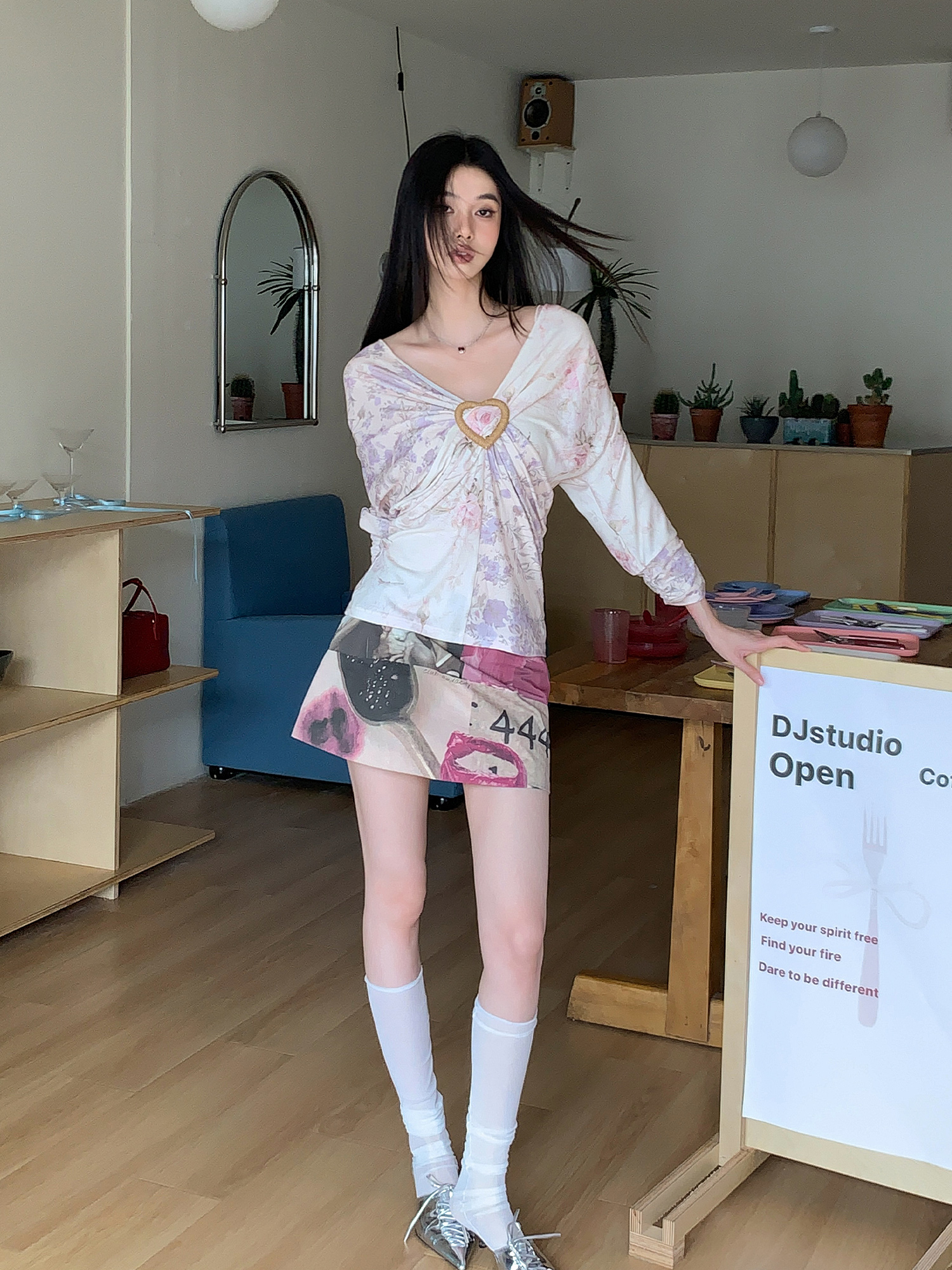 Purple Floral Patchwork V-Neck Knitted Short-Sleeve T-Shirt - Elastic Loose Fit Summer Top for Y2K and 90s Style Purple Floral Patchwork V-Neck Knitted Short-Sleeve T-Shirt - Elastic Loose Fit Summer Top for Y2K and 90s Style