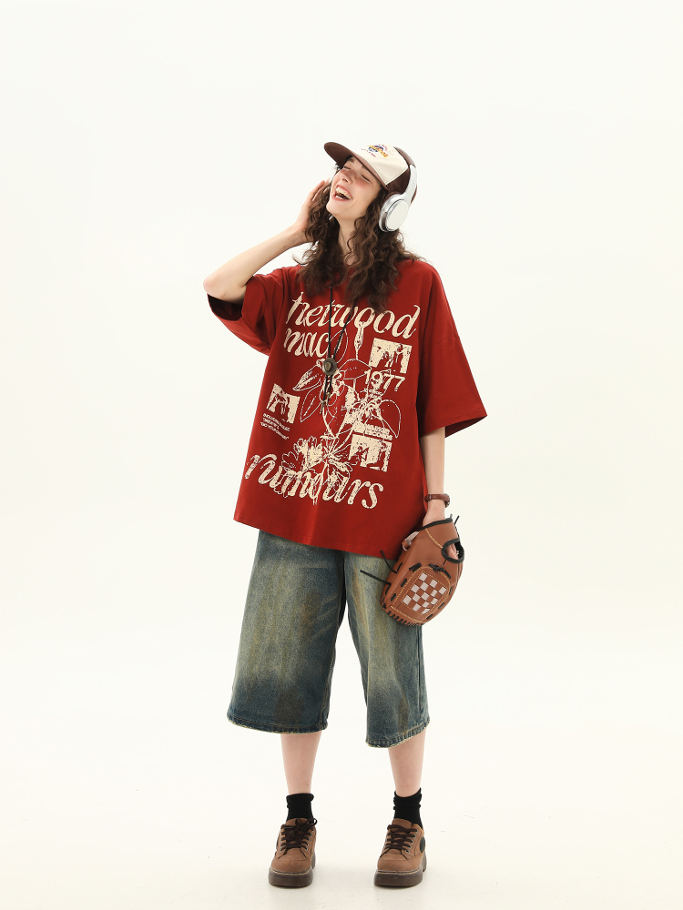 Red Short-Sleeve T-Shirt for Women with Retro Letter Print, Loose Fit College Style, Casual 90s Inspired Top Red Short-Sleeve T-Shirt for Women with Retro Letter Print, Loose Fit College Style, Casual 90s Inspired Top