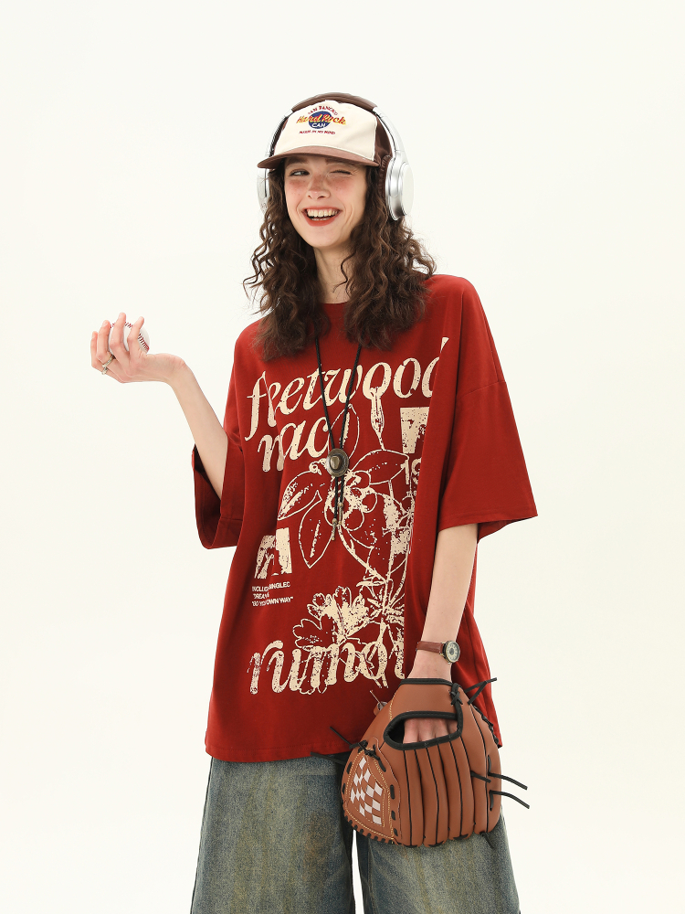 Red Short-Sleeve T-Shirt for Women with Retro Letter Print, Loose Fit College Style, Casual 90s Inspired Top Red Short-Sleeve T-Shirt for Women with Retro Letter Print, Loose Fit College Style, Casual 90s Inspired Top