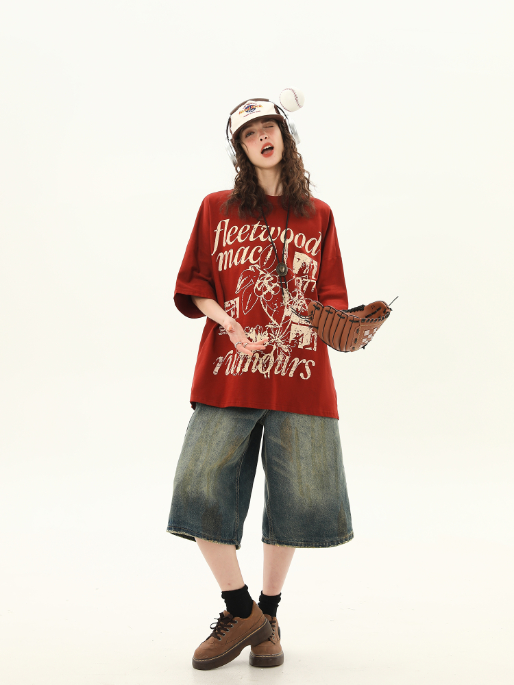 Red Short-Sleeve T-Shirt for Women with Retro Letter Print, Loose Fit College Style, Casual 90s Inspired Top Red Short-Sleeve T-Shirt for Women with Retro Letter Print, Loose Fit College Style, Casual 90s Inspired Top