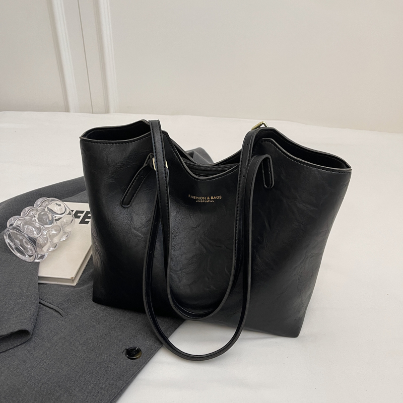 Retro Casual Shoulder Bag for Women - Large Capacity Tote, Versatile Spring 2025 Design, Perfect for Commuting and Everyday Use Retro Casual Shoulder Bag for Women - Large Capacity Tote, Versatile Spring 2025 Design, Perfect for Commuting and Everyday Use