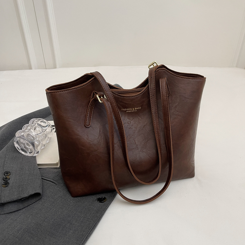 Retro Casual Shoulder Bag for Women - Large Capacity Tote, Versatile Spring 2025 Design, Perfect for Commuting and Everyday Use Retro Casual Shoulder Bag for Women - Large Capacity Tote, Versatile Spring 2025 Design, Perfect for Commuting and Everyday Use