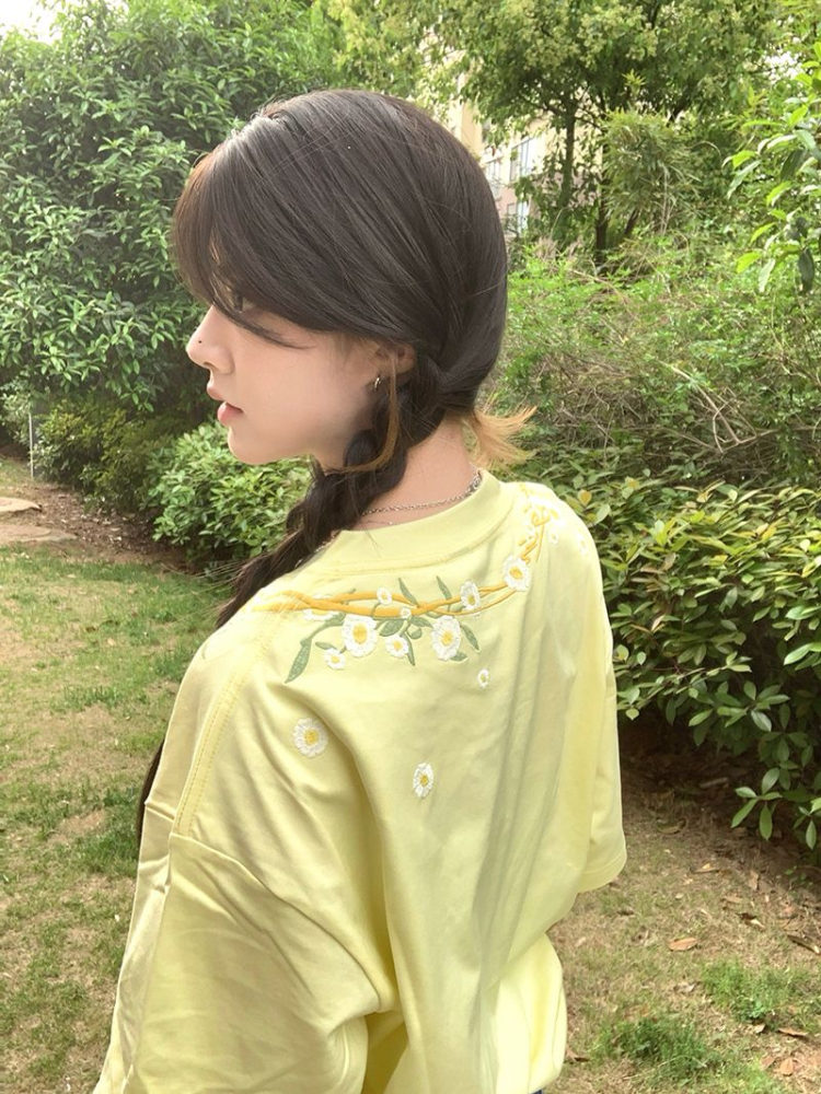 Retro Floral Embroidered Milk Yellow Short Sleeve T-Shirt for Women - Summer 2025 Trendy Half Sleeve Age-Reducing Top Retro Floral Embroidered Milk Yellow Short Sleeve T-Shirt for Women - Summer 2025 Trendy Half Sleeve Age-Reducing Top