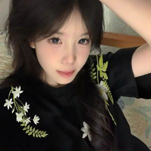 Retro Floral Embroidered Short Sleeve T-Shirt for Girls - Summer Trendy Top for Middle and High School Students