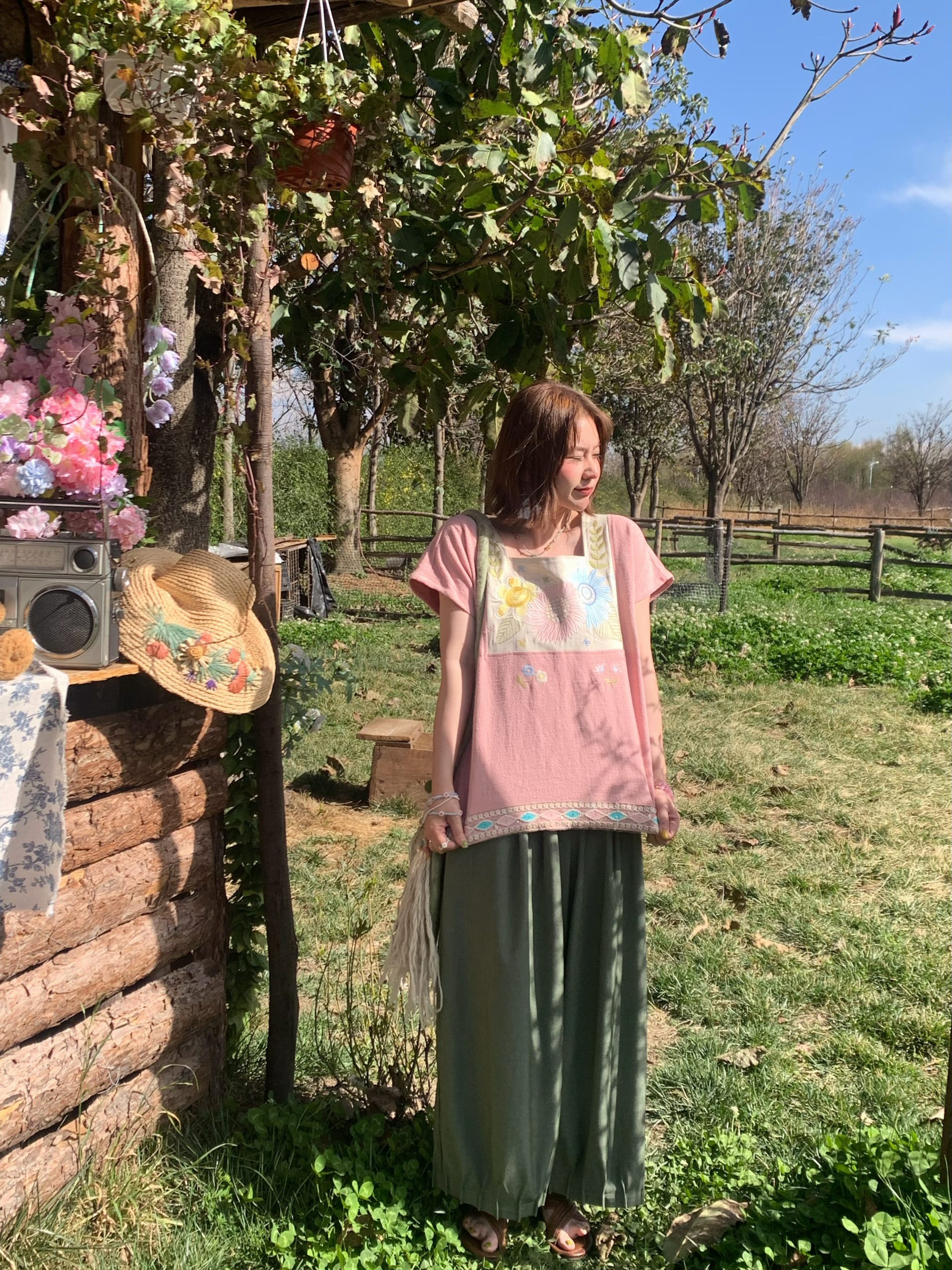 Retro Green Pleated High-Waisted Wide-Leg Lantern Pants for Women - Casual Spring Fashion, Vintage Style, Loose Fit Retro Green Pleated High-Waisted Wide-Leg Lantern Pants for Women - Casual Spring Fashion, Vintage Style, Loose Fit