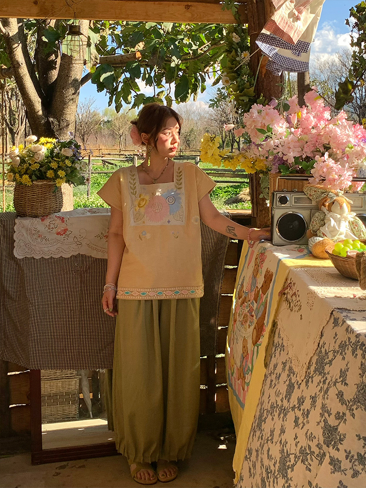 Retro Green Pleated High-Waisted Wide-Leg Lantern Pants for Women - Casual Spring Fashion, Vintage Style, Loose Fit Retro Green Pleated High-Waisted Wide-Leg Lantern Pants for Women - Casual Spring Fashion, Vintage Style, Loose Fit