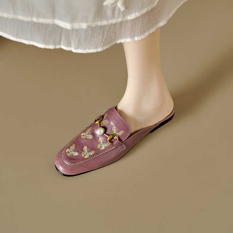 Retro Italian Closed Toe Sandals in Checkered Genuine Leather - Artistic National Style Slippers for Chic Summer Looks Retro Italian Closed Toe Sandals in Checkered Genuine Leather - Artistic National Style Slippers for Chic Summer Looks