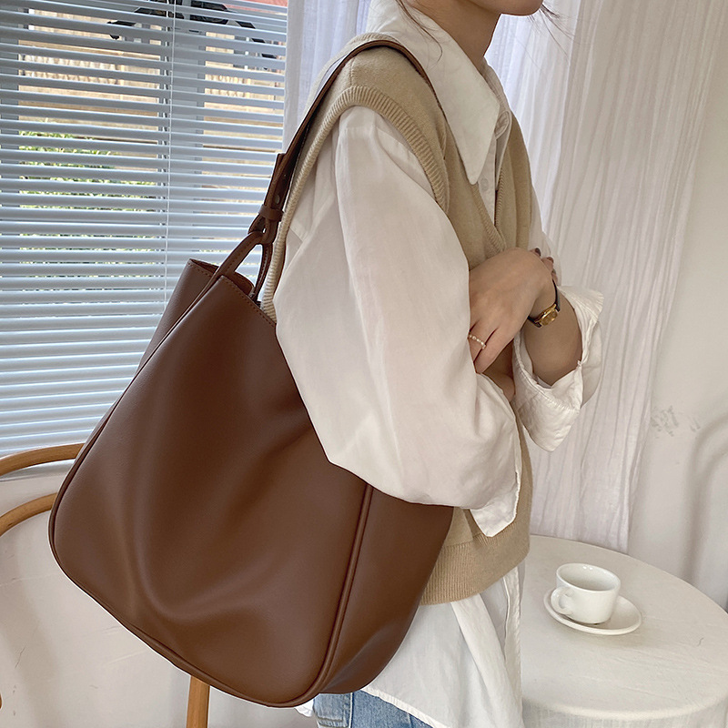 Retro 港风 Large Capacity Shoulder Tote Bag for Women - Chic Commuting Underarm Design