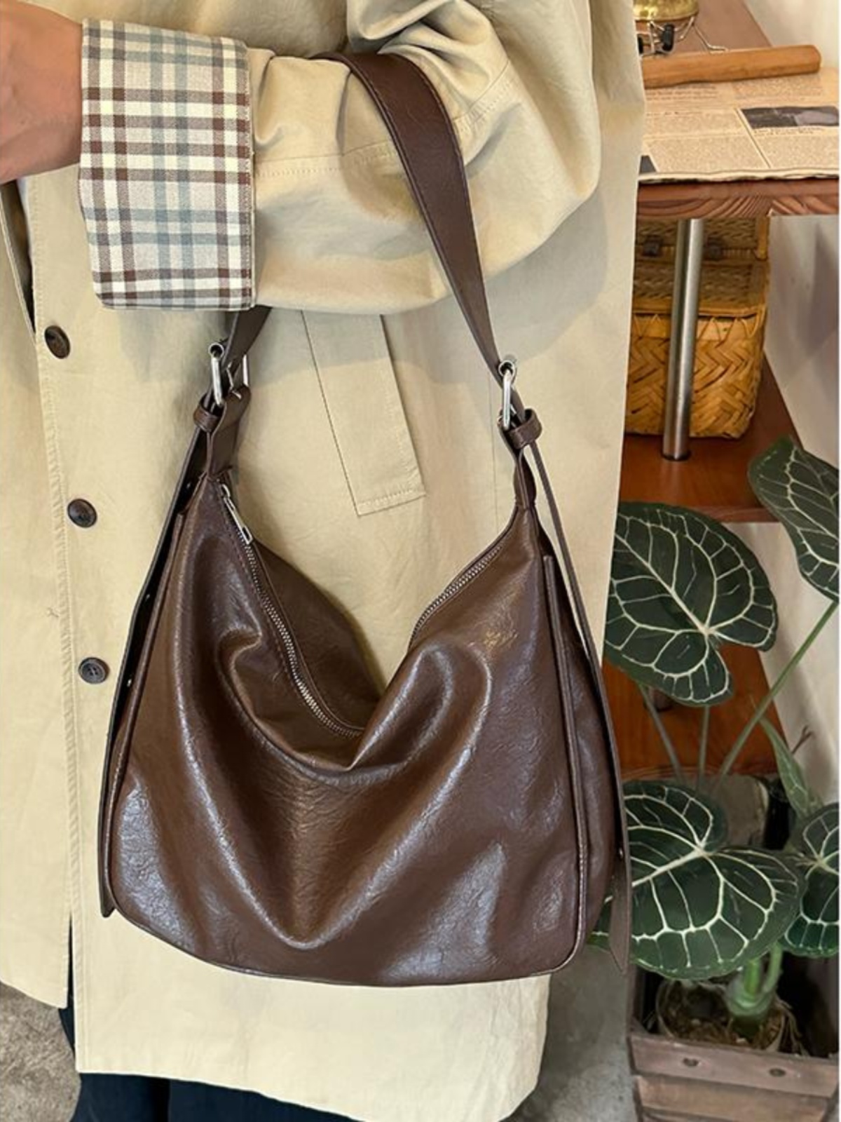 Retro Soft Leather Women's Tote Bag - High-Capacity Fashion Shoulder & Crossbody Bag for Versatile Style Retro Soft Leather Women's Tote Bag - High-Capacity Fashion Shoulder & Crossbody Bag for Versatile Style