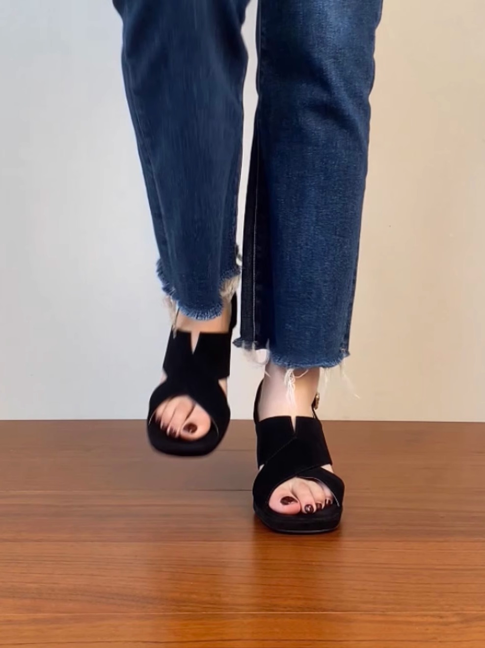 Sanded Sheepskin Cross-Strap Chunky Heel Open-Toe Sandals for Women - Summer 2025 Black Roman High Heels Fashion Footwear Sanded Sheepskin Cross-Strap Chunky Heel Open-Toe Sandals for Women - Summer 2025 Black Roman High Heels Fashion Footwear