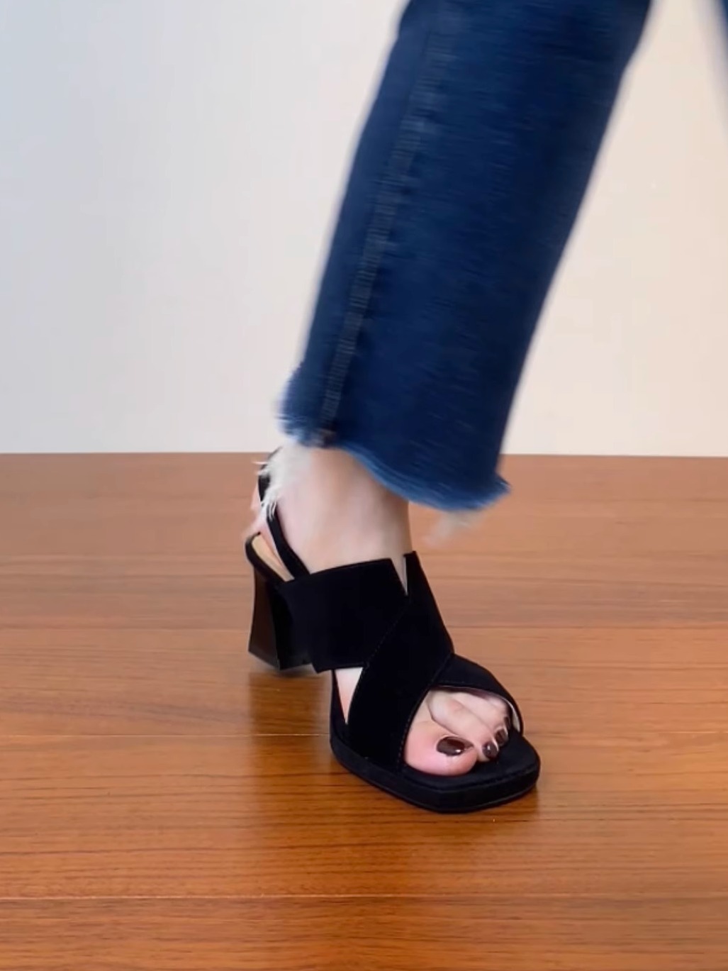 Sanded Sheepskin Cross-Strap Chunky Heel Open-Toe Sandals for Women - Summer 2025 Black Roman High Heels Fashion Footwear Sanded Sheepskin Cross-Strap Chunky Heel Open-Toe Sandals for Women - Summer 2025 Black Roman High Heels Fashion Footwear