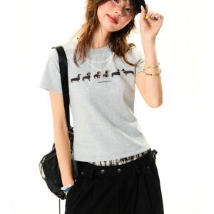 Short Sleeve Sausage Dog Print T-Shirt for Women - Casual Summer Top with Pearl Necklace Detail, Versatile Fashion Piece