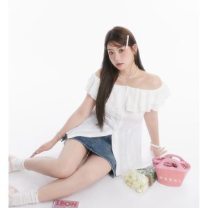 Slightly Chubby Cream Off-Shoulder Waist-Defining French Top for Y2K Style with Denim Mini Skirt