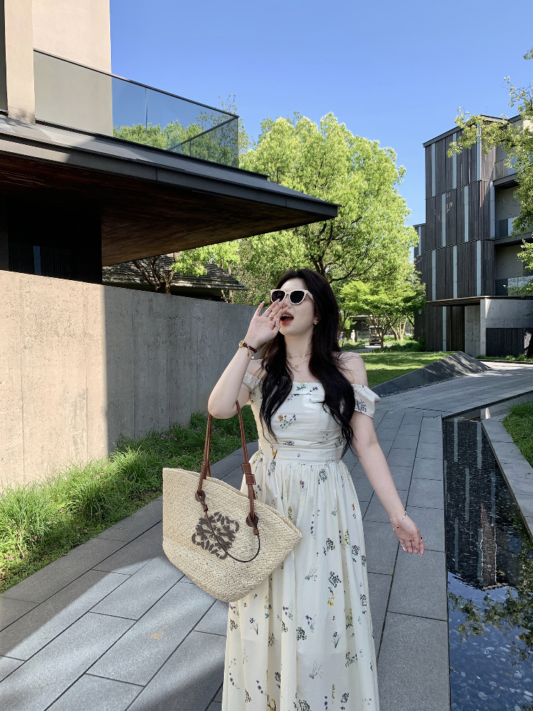 Slightly Chubby Green Floral Plus-Size Dress with Square Neck and Off-Shoulder Design, Small Flying Sleeves, Summer Tea Style Slightly Chubby Green Floral Plus-Size Dress with Square Neck and Off-Shoulder Design, Small Flying Sleeves, Summer Tea Style