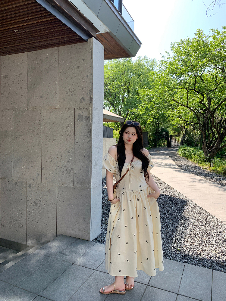 Slightly Chubby Off-Shoulder Plus Size Dress with Moonlight Dream Catcher & French Bow Embroidery, Waist-Defined, Y2K Style Slightly Chubby Off-Shoulder Plus Size Dress with Moonlight Dream Catcher & French Bow Embroidery, Waist-Defined, Y2K Style