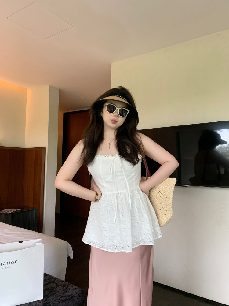 Slightly Chubby Sweetheart Lace Tie-Up White Camisole Top with Floral Design - Oversized Instagram Style Fashion Slightly Chubby Sweetheart Lace Tie-Up White Camisole Top with Floral Design - Oversized Instagram Style Fashion