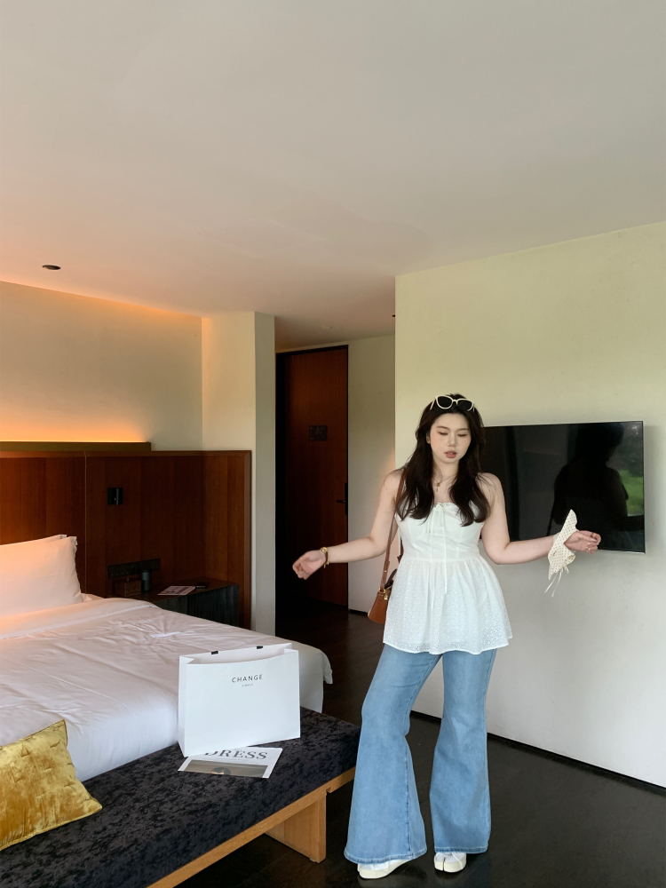 Slightly Chubby Sweetheart Lace Tie-Up White Camisole Top with Floral Design - Oversized Instagram Style Fashion Slightly Chubby Sweetheart Lace Tie-Up White Camisole Top with Floral Design - Oversized Instagram Style Fashion